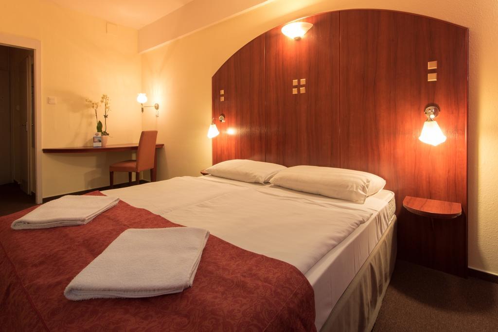 Silver Beach Resort Zamárdi エクステリア 写真